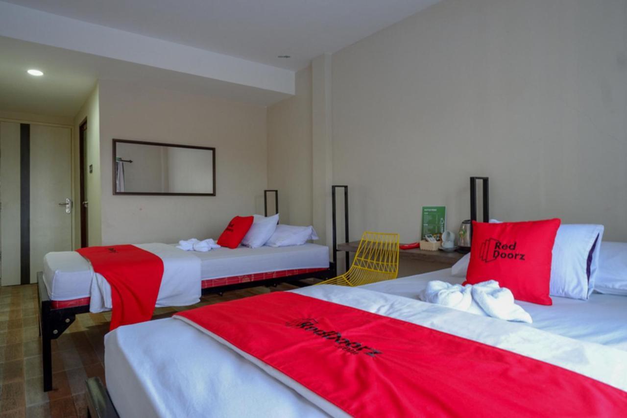 Отель Reddoorz Syariah At Jalan Jenderal Sudirman Palopo Экстерьер фото